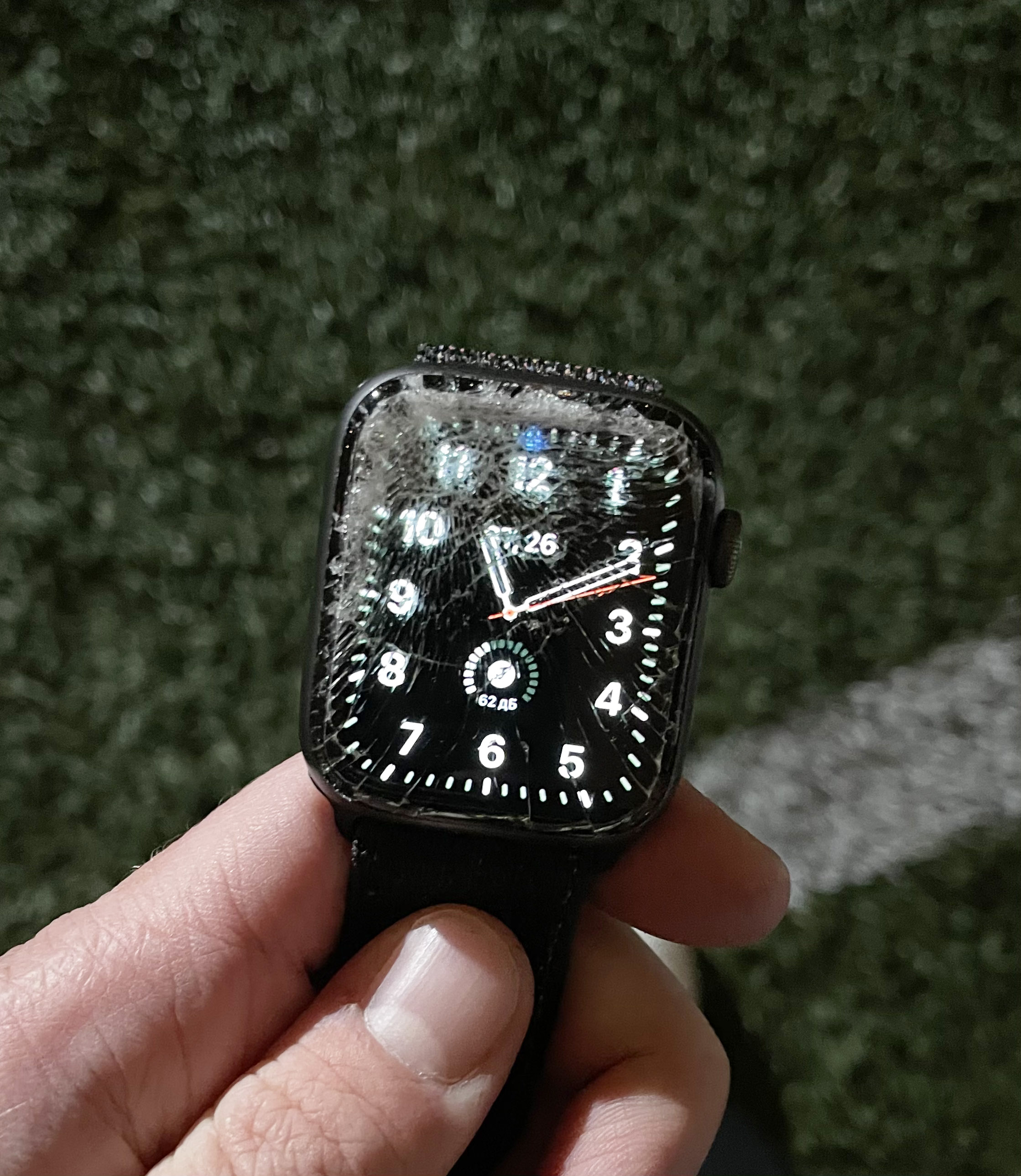 Разбитый дисплей Apple Watch 44mm